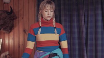Le pull à col roulé de Angèle dans son clip Tout Oublier feat. Roméo Elvis