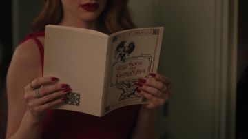 Le livre Gryphons and Gargoyles de Cheryl Blossom (Madelaine Petsch) dans Riverdale S03E03