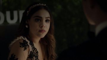 Robe en dentelle wron par Lu (Danna Paola) comme on le voit dans l'Élite S01E04