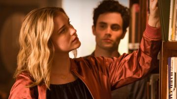 Chaqueta Bomber usada por Guinevere Beck (Elizabeth Lail) como se ve en YOU S01E01