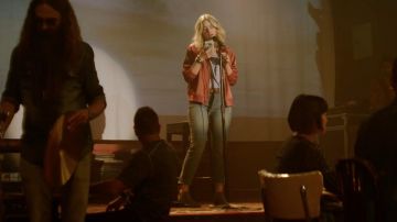 Los zapatos usados por Guinevere Beck (Elizabeth Lail) en YOU S01E01