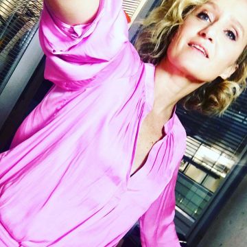 La blouse rose portée par Caroline Roux sur son compte Instagram @caroline_roux_officiel