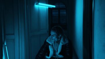 La veste en cuir à doublure en mouton de 7 Jaws dans son clip BNB