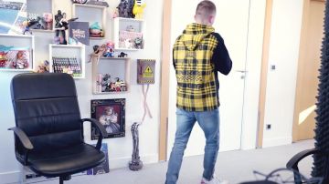 La veste jaune portée par Squeezie dans sa vidéo YouTube Ça commence bien mais...