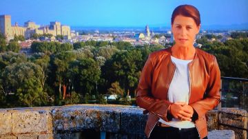 Le blouson en cuir marron de Carole Gaessler dans Des racines & des ailes du 10 octobre 2018