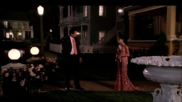 La robe de cocktail portée par Gabrielle Solis (Eva Longoria) dans Desperate Housewives S01E01