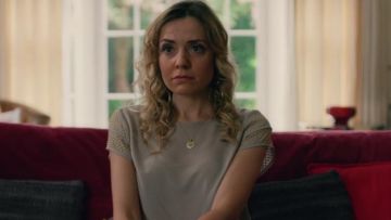 The top gray short sleeve Gwen (Christine Bottomley) in The End Of The Fucking World S01E05