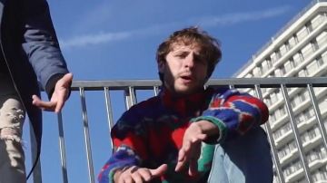 The sweater worn by Maxenss in the Freestyle video of Friends of Squeezie feat. Seb & Maxenss