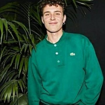 La sudadera de botones verdes lacoste que lleva Arón Piper en una entrada de Instagram