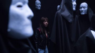 La chaqueta de cuero con estampado de flores que lució Brooke (Reign Edwards) en el Hell Fest
