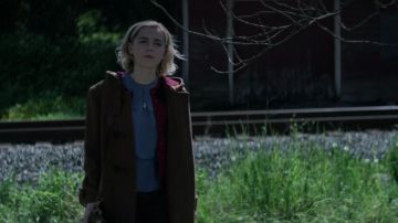 The brown coat mi long lining plaid red Sabrina Spellman (Kiernan Shipka) in The new adventures of Sabrina S01E04