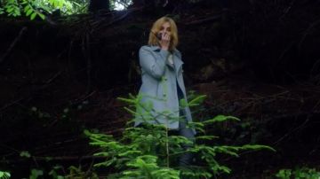 El abrigo caban azul claro que lleva Chloé Fisher (Emmanuelle Seigner) en Unsuspectable S01E10