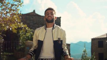 The bomber jacket from Dolce & Gabbana worn by Ridsa in his clip We missed with Eva Guess