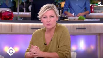 Le pull lamé porté par Anne-Élisabeth Lemoine dans l'émission C à vous du 31 octobre 2018