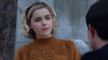 The wool sweater orange Sabrina Spellman (Kiernan Shipka) in The New Adventures of Sabrina S01E04