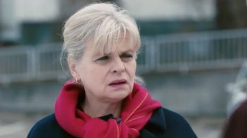 The red scarf worn by Gabrielle Munch (Isabelle Nanty) in Munch S02E04