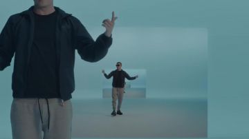 Le blouson porté par Vald dans la video Qui dit mieux de Gringe avec OrelSan, Suikon Blaz AD
