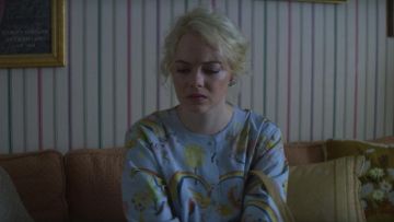 Rainbow Cardigan usado por Annie Landsberg (Emma Stone) como se ve en Maniac S01E04