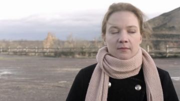 The pink scarf with sequins by Tess Borski (Odile Vuillemin) in The crimes silent