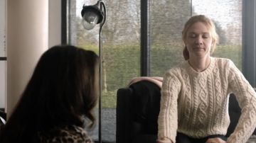 The sweater twisted beige Tess Borski (Odile Vuillemin) in The crimes silent