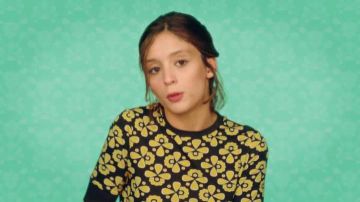 La sudadera negra con estampados amarillos usada por Chloé Pouilloux-Le Kervelec (Lucie Bourdeu) en En famille