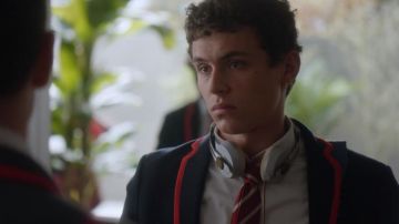 Auriculares usados por Ander (Arón Piper) como se ve en Elite S01E03