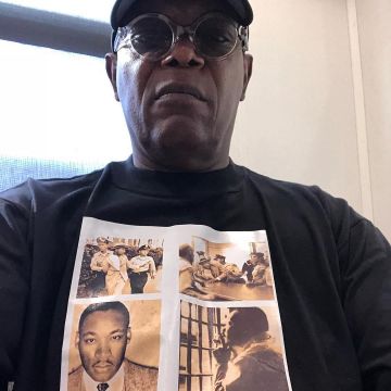 "The Struggles continues" black t-shirt worn by Samuel L. Jackson on his Instagram account @samuelljackson