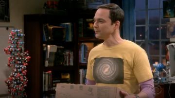Le t-shirt jaune à planètes porté par Sheldon Cooper (Jim Parsons) dans The Big Bang Theory S12E07
