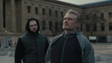 Le noir et le Gris Coursevent veste portée par Ivan Drago (Dolph Lundgren) comme on le voit dans Creed II