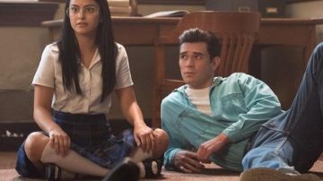 Turquoise shirt porté par de Jeunes Fred Andrews (KJ Apa) comme on le voit dans Riverdale S03E04