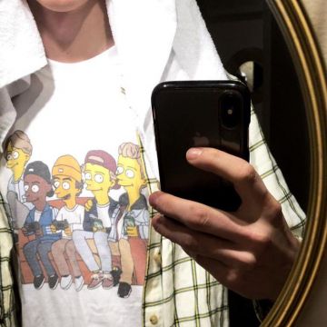 Camisa de Simpson usada por Henrik Holm de su historia de Instagram