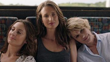 Les boucles d'oreilles portées par Rose (Camille Cottin) dans Larguées