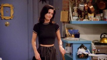 Tenue portée par Monica Geller (Courteney Cox), comme on le voit dans les Amis S01E03