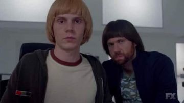 La sudadera con capucha usada por Jeff (Evan Peters) en American Horror Story S08E09