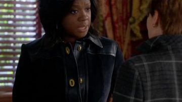 Le manteau d'Annalise Keating (Viola Davis) dans Murder (S05E07)