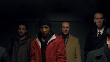 Veste rouge porté par Rafe (Jonathan Majors) comme on le voit en Captivité État