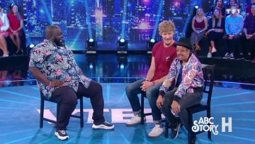 The hawaiian shirt worn by Issa Doumbia in Friday, everything is permitted as of November 9, 2018