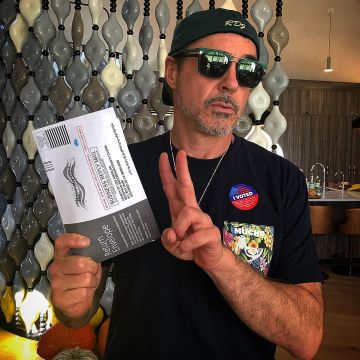 Sunglasses green worn by Robert Downey Jr. on his account Instagram @robertdowneyjr