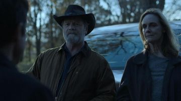 Grange/Field Veste portée par Jacob Snell (Peter Mullan) comme on le voit dans Ozark S02E02