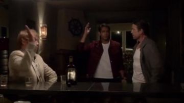 La veste rouge de Albert Hill (Luke Pasqualino) dans Snatch S02E06