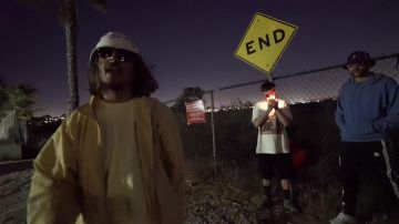 La veste beige portée par Lorenzo dans son clip Bizness