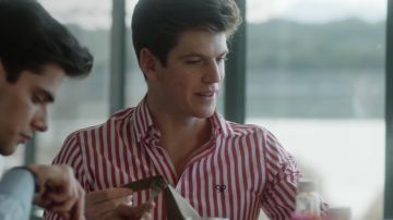La chemise  rayures rouges de Guzmán (Miguel Bernardeau) dans Élite S01E02