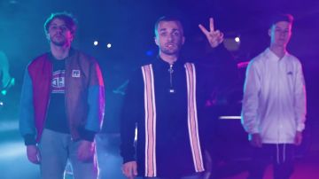 The bomber jacket, bomber tri-color brand PP worn by Maxenss in the Youtube video FREESTYLE OF FRIENDS of Squeezie feat. Seb & Maxenss
