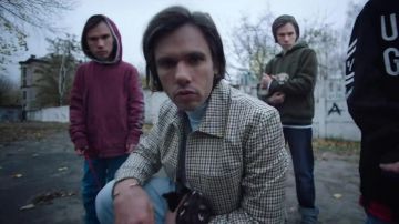 La veste à carreaux brun(e) de Orelsan dans son clip Rêves bizarres feat. Damso
