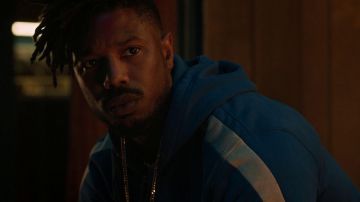 Sweatshirt blue zipped side stripes of Erik Killmonger (Michael B. Jordan) in a Black Panther