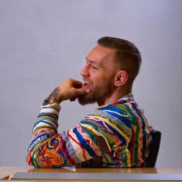 Multicolore pull porté par Conor McGregor sur l'Instagram compte de @thenotoriousmma
