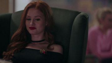 La broche araignée portée par Cheryl Blossom (Madelaine Petsch) dans Riverdale S02E03