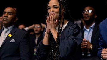 Oversize Satin blouson porté par Bianca (Tessa Thompson) comme on le voit dans Creed II