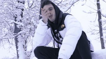 Le blouson The North Face blanc et noir de Inspire dans son clip RAQQA
