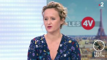 La robe bleue imprimé têtes de mort portée par Caroline Roux dans Télématin - Les 4 vérités du 19 novembre 2018